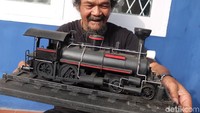 Berbagai jenis sampah padat yang hanyut di Sungai Cikapundung itu Abah Andi rakit menjadi karya seni yang unik. Tidak ada buku panduan khusus yang digunakan untuk membuat miniatur lokomotif tersebut. Dia hanya memanfaatkan kalender bergambar kereta uap pemberian saudaranya. (Foto: Mochamad Solehudin/detikcom)