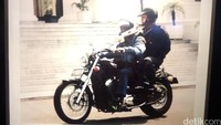 Habibie mengaku dirinya dipercaya Soeharto untuk memboncengnya naik motor keliling Istana. Saya bonceng Pak Harto. Itu Pak Harto tidak mau dibonceng siapa pun karena beliau tidak percaya. Itu sebenarnya menggarisbawahi kalau Pak Harto itu yakin (pada saya). (Dibonceng) Yang lain nggak mau dia. Karena ini interpretasi kepercayaan, ceritanya beberapa waktu lalu. Foto: Fida/Detikcom