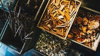  Karena lokasinya cukup strategis, dan desainnya yang unik. Kafe ini tidak pernah sepi dari pengunjung lokal maupun turis. Bahkan Anda harus siap mengantre jika ingin datang kesini. Foto: Darrenbloggie