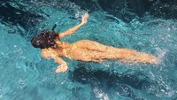 Berenang menjadi olahraga yang dilakukannya saat senggang. (foto: instagram/irinashayk)