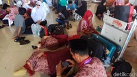 Jemaah Abu Tours Batal Berangkat Umrah. Calon jemaah Abu Tours harus kecewa karena keberangkatan perjalanan umrah hari ini batal. Visa yang datang terlambat disebut menjadi penyebab keberangkatan umrah batal. (Foto: M Bakrie-detikcom)