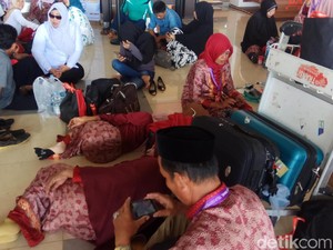 Telantar di Bandara, Jemaah Abu Tours Batal Berangkat Umrah
