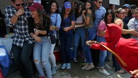 Setan tersebut mencoba mencambuk para penonton di tepi jalan. REUTERS/Jose Cabezas.