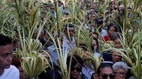Di Honduras, para umat Katolik tampak memegang tanaman palem saat dimulainya pekan suci. REUTERS/ Jorge Cabrera.