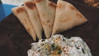 Morgan sedang mencicip tzatziki khas Yunani. Ia menuliskan tagar #vegan dan #healthyfood di keterangan fotonya. Foto: Instagram morganoey