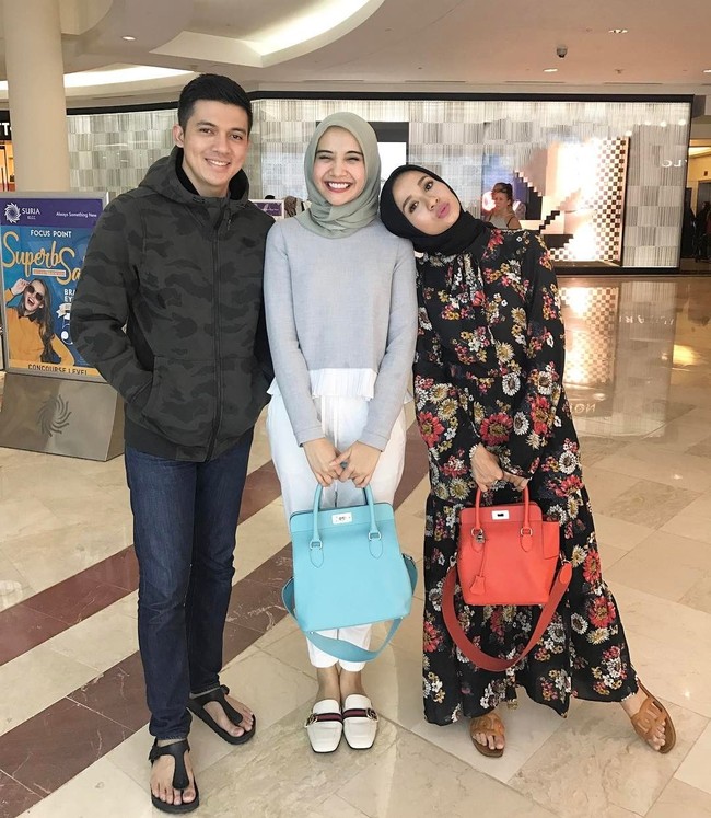Bergaya kompak dengan sahabatnya artis dan desainer Zaskia Sungkar, keduanya membawa tas Hermes seri Toolbox seharga US$ 8.000 atau sekitar Rp 100 jutaan.Foto: Dok. Instagram Laudya Cynthia Bella