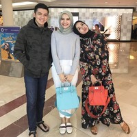 Bergaya kompak dengan sahabatnya artis dan desainer Zaskia Sungkar, keduanya membawa tas Hermes seri Toolbox seharga US$ 8.000 atau sekitar Rp 100 jutaan.Foto: Dok. Instagram Laudya Cynthia Bella