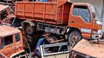 Bangkai Truk Sampah Numpuk di Kantor Sudin LH Jakbar