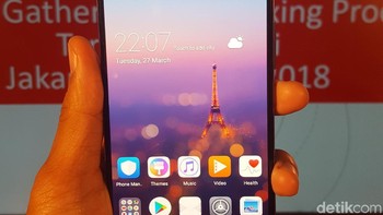 Bagi yang tidak terbiasa dengan notch, P20 Pro memungkinkan untuk menonaktifkan lekukan tersebut. (Foto: detikINET/Muhamad Imron Rosyadi)