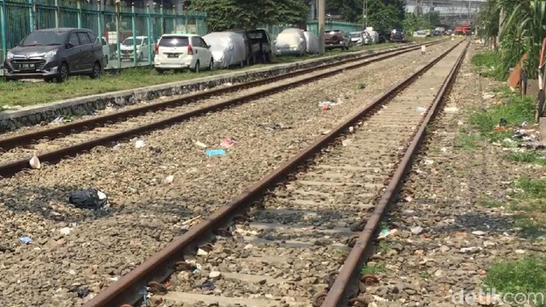 Tarif Parkir di Area Rel Pademangan Dipatok Rp 200 Ribu Tarif Parkir di Area Rel Pademangan Dipatok Rp 200 Ribu