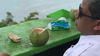 Angin semilir, kelapa muda dan laut biru Sabang, perfect tulis Fahri sambil memamerkan pose santainya. Asyik banget nih pak! Foto: instagram @fahrihamzah
