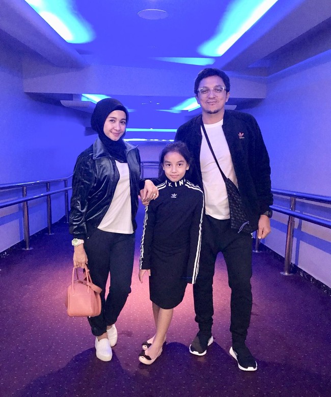 Menikmati akhir pekan bersama keluarga barunya di Malaysia, Laudya Cynthia Bella menenteng tas Hermes Lindy berwarna pink seharga US$ 8.300 atau sekitar Rp 114 juta. Foto: Dok. Instagram Laudya Cynthia Bella