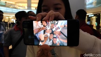 Kalau ini, salahs atu peserta menunjukkan hasil foto low-lightnya. (Foto: detikINET/Moch Prima Fauzi)