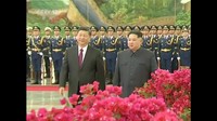 KCNA menyebut kunjungan Kim ke China ini sebagai kunjungan tak resmi. Kim disertai oleh istrinya Ri Sol Ju dan beberapa pejabat dan diplomat. (Foto: CCTV via Reuters TV)