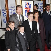 Satu lagi gaya kompak David Beckham sekeluarga dengan setelan. Kali ini , Victoria menyerasikan gayanya dengan tampilan maskulin. (Foto: Getty Images)