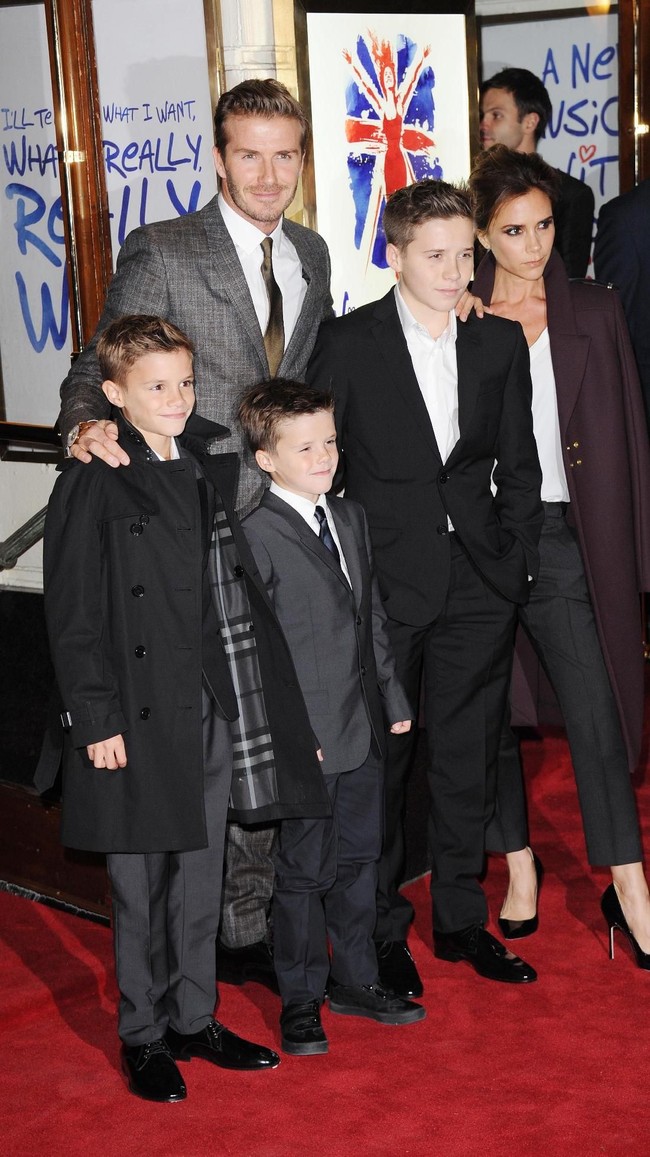 Satu lagi gaya kompak David Beckham sekeluarga dengan setelan. Kali ini , Victoria menyerasikan gayanya dengan tampilan maskulin. (Foto: Getty Images)