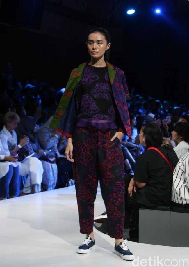 Fashion show koleksi Rama Dauhan x Alleira Batik di Plaza Indonesia Fashion Week 2018, Jumat [23/3/2018]. Foto: Mohammad Abduh/Wolipop