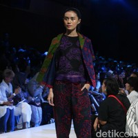 Fashion show koleksi Rama Dauhan x Alleira Batik di Plaza Indonesia Fashion Week 2018, Jumat [23/3/2018]. Foto: Mohammad Abduh/Wolipop
