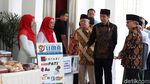 Jokowi Borong Dagangan Nasabah Bank Wakaf Mikro