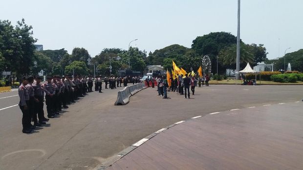 polisi menjaga aksi massa