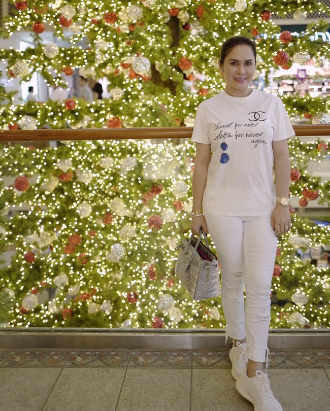 Jinkee Jamora bergaya memakai tas Hermes Ombre Lizard yang harganya mencapai US$ 65.500 atau sekitar Rp 900 juta. Foto: Instagram JinkeePacquiao