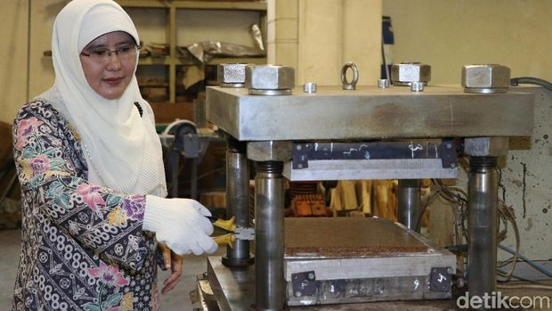 Salah satu tahapan pembuatan papan dari kotoran gajah.