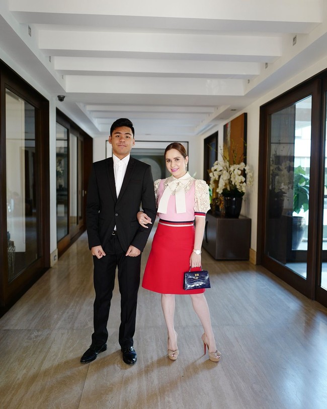 Berpose bersama anak keduanya, Michael, Jinkee Jamora yang dinikahi Manny Pacquiao pada tahun 2000, menenteng tas Hermes Kelly 20 Blue Sapphire Crocodile Gold Hardware seharga US$ 44.995  atau sekitar Rp 618 juta. Foto: Instagram JinkeePacquiao