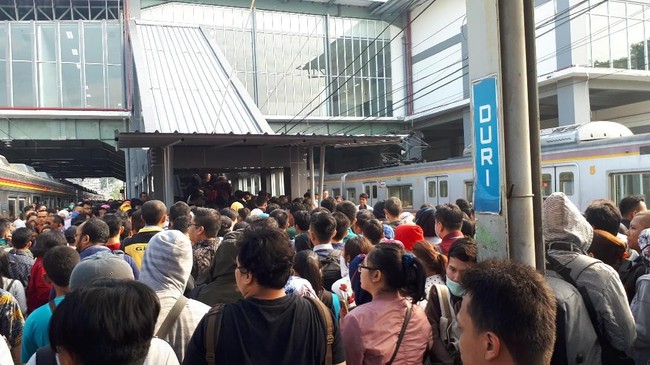 Uji Nyali, Desak-desakan di Stasiun Duri