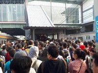 Uji Nyali, Desak-desakan di Stasiun Duri