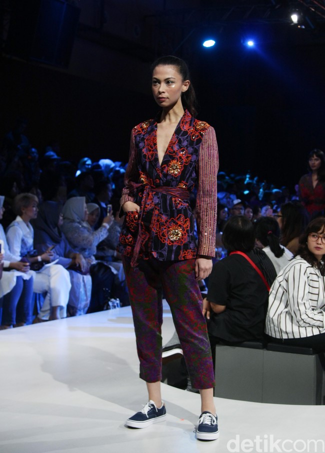 Fashion show koleksi Rama Dauhan x Alleira Batik di Plaza Indonesia Fashion Week 2018, Jumat [23/3/2018]. Foto: Mohammad Abduh/Wolipop