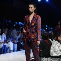 Fashion show koleksi Rama Dauhan x Alleira Batik di Plaza Indonesia Fashion Week 2018, Jumat [23/3/2018]. Foto: Mohammad Abduh/Wolipop