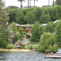 Begitu luasnya, rumah Bill Gates terdiri dari beberapa bangunan. Total, terdapat tujuh kamar dan 24 kamar mandi, yang 10 di antaranya dilengkapi bathtub. Garasinya saja dapat memuat sampai 23 mobil. (Foto: Businessinsider.sg)