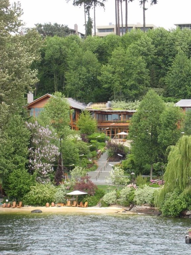 Bukan rumah mewah namanya tanpa kolam renang. Selain itu, Bill juga memiliki trampolin yang berada di sebuah ruangan dengan tinggi 16 meter. (Foto: Businessinsider.sg)