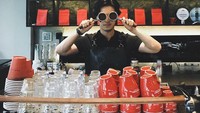 Kalau baristanya kayak Morgan, pasti pengunjung kafenya banyak ya! Kamu tertarik ga nih? Foto: Instagram morganoey