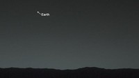 Curiosity mendarat di Mars pada 5 Agustus 2012. Satu hari di Mars disebut sol, sama dengan 24 jam 39 menit dan 35 detik. Jadi 2.000 hari di Mars setara 2.055 hari di Bumi. Foto ini menunjukkan Bumi yang dijepret Curiosity dari Mars. Dalam foto ini Bumi terlihat seperti titik cahaya kecil. Foto: BBC/NASA/JPL-Caltech/MSSS