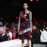 Fashion show koleksi Rama Dauhan x Alleira Batik di Plaza Indonesia Fashion Week 2018, Jumat [23/3/2018]. Foto: Mohammad Abduh/Wolipop