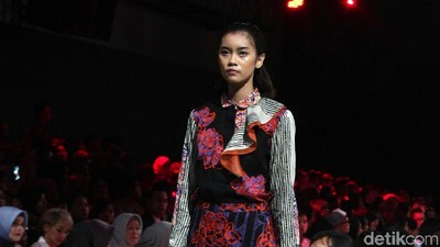 12 Koleksi Kolaborasi Alleira Batik dan Rama Dauhan yang Kekinian