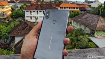 Begini tampilan bagian belakang Mi Mix 2S varian hitam. Foto: Adi Fida Rahman/detikINET