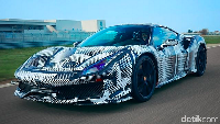 488 Pista adalah supercar terbaru buatan Ferrari. Pista dalam bahasa Italia berarti lintasan (track). Mobil bobotnya lebih ringan 90 kg dari 488 GTB. Ferrari 488 Pista memiliki bobot 1.280 kg.Foto: Instagram/Ferrari
