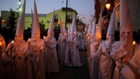 Sejumlah massa (The Penitents) penebus dosa mengenakan pakaian yang khas saat melakukan tradisi El Cautivo di Malaga Spanyol. REUTERS/Jon Nazca.