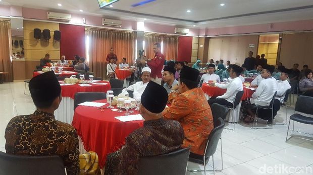 Peserta diskusi berasal dari beragam kalangan dan umur