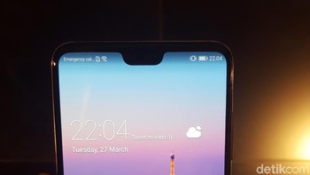 Layaknya iPhone X, P20 Pro juga memiliki notch di bagian atas ponselnya. (Foto: detikINET/Muhamad Imron Rosyadi)