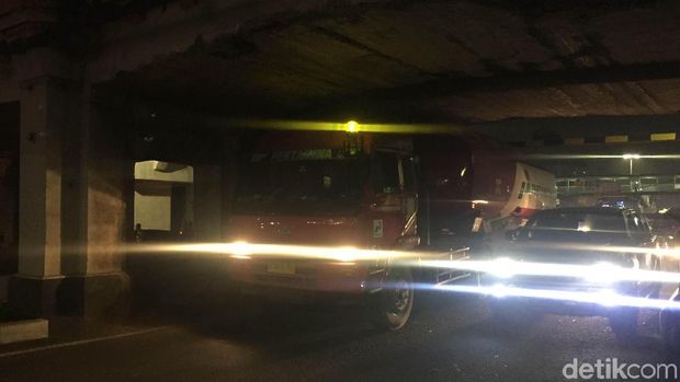 Truk tersebut sedang berusaha dievakuasi dengan cara ban yang digembosi