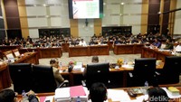 Prasetyo juga menjelaskan soal sikap Kejaksaan dalam menunda penetapan tersangka bagu calon kepala daerah yang ikut Pilkada 2018. Menurut dia, sikap itu diambil demi menghargai proses demokrasi.