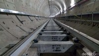 Terowongan pada stasiun ini juga telah dipasang bantalan relnya.