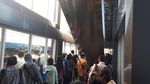 Foto: Desak-desakan di 1 Eskalator Stasiun Duri Demi Naik KRL