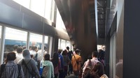 Petugas mengarahkan penumpang untuk mengambil penyeberangan rel. Namun jika ada kereta Bandara Soekarno Hatta di jalur peron 3 petugas mengarahkan penumpang untuk melewati tangga eskalator atau lift.