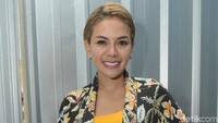 Niki terlihat mengenakan pakaian kuning dengan outher senada. Foto: Pool/Noel/DetikFoto.