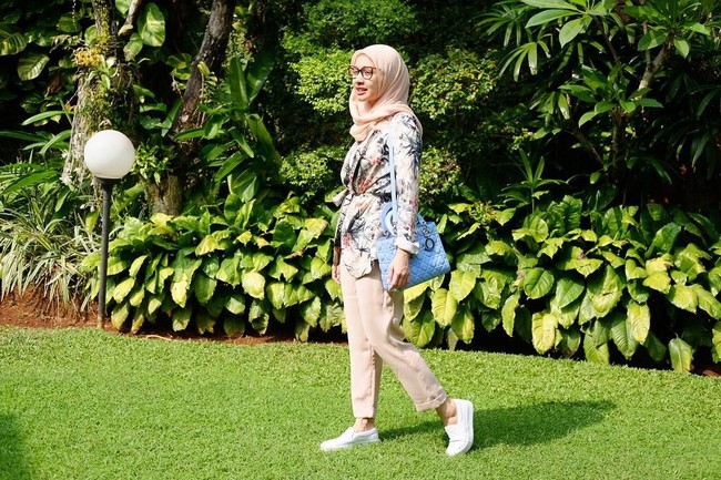 Laudya Cynthia Bella bergaya kasual dengan membawa tas Lady Dior berwarna biru seharga US$ 5.600 atau sekitar Rp 76 jutaan. Foto: Dok. Instagram Laudya Cynthia Bella