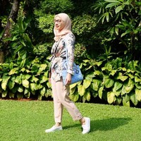 Laudya Cynthia Bella bergaya kasual dengan membawa tas Lady Dior berwarna biru seharga US$ 5.600 atau sekitar Rp 76 jutaan. Foto: Dok. Instagram Laudya Cynthia Bella